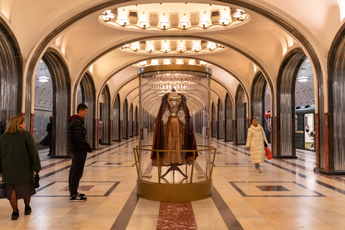 Следующая станция - мода XVIII века: в московском метро открылась выставка костюмов из фильма "Императрица" | Новости компании