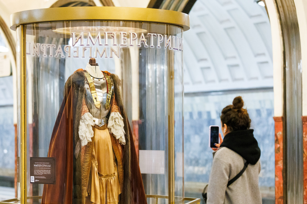 Следующая станция - мода XVIII века: в московском метро открылась выставка костюмов из фильма "Императрица" | Новости компании
