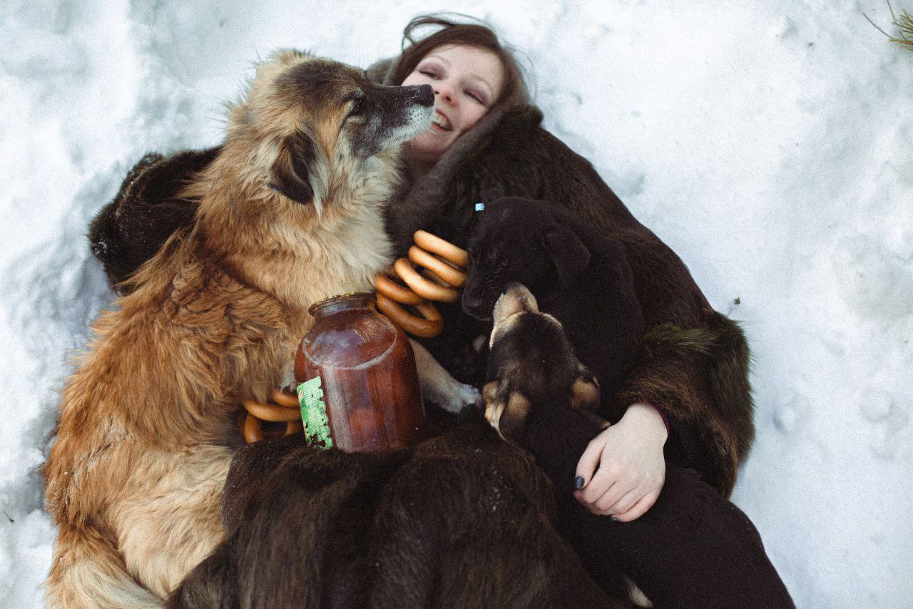 Каждой женщине нужна собака!: тренд «Славянские девушки» помогает приютить бездомных животных | Новости компании